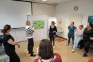Personen stehen in einem Raum