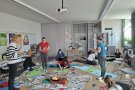 Personen an verschiedenen Stellen in einem Raum