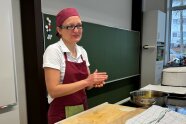 Frau knetet Teig in den Händen