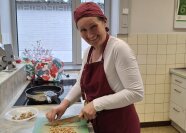 Frau hackt mit großem Messer Walnüße