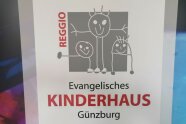 Auf dem Logo des evangelischen Kinderhauses Günzburg sind Strichmännchen zu sehen. 