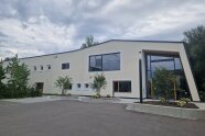 Die neue Kita ist ein großes Gebäude mit vielen großen Fenstern