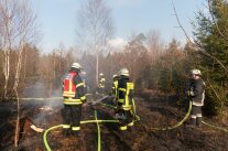 Feuerwehrleute bei Löscharbeiten im Wald