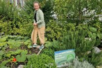 Frau mit Schaufel im Garten