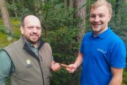 Zwei Männer stehen im Wald 