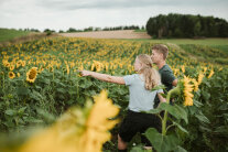 2 Personen stehen auf einem Sonnenblumenfeld 